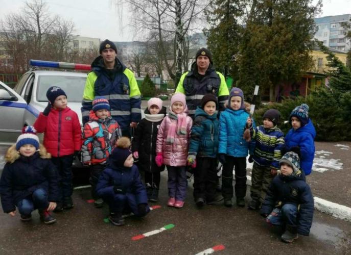 «Дайте за рулем посидеть». Сотрудники ГАИ провели урок в детском саду № 271