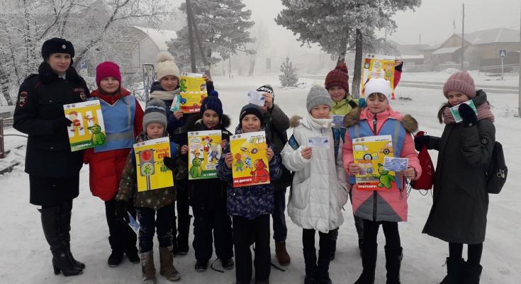 Юные инспекторы движения Хакасии отправились на улицы предупреждать пешеходов о соблюдении дорожных правил