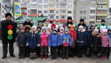 В Горно-Алтайске автоинспекторы показали школьникам безопасный маршрут до образовательного учреждения
