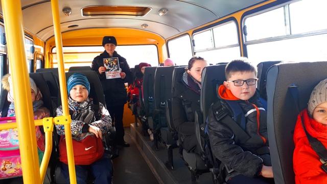 Госавтоинспекторы Смоленского района проводят уроки безопасности в школьных автобусах