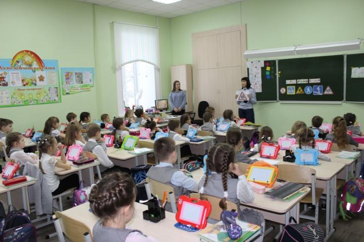 В Пензе автоинспекторы и школьники изучают безопасный маршрут из школы домой