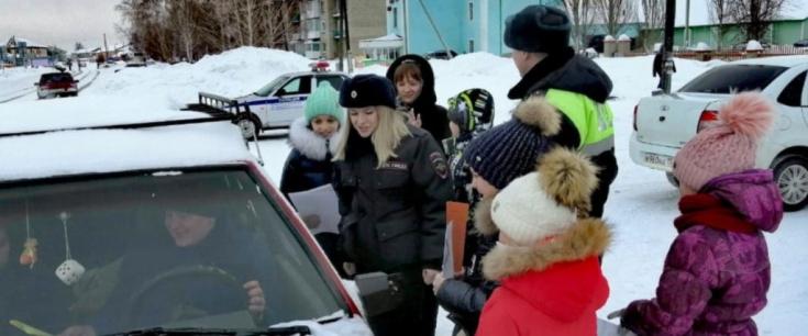 В Новосибирской области автоинспекторы вместе с ЮИДовцами провели акцию «Письмо водителю»