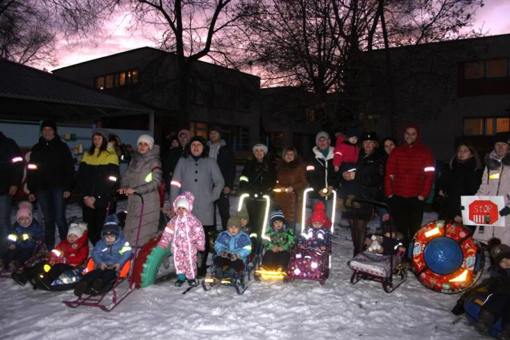 В Белгородской области родители и дети продемонстрировали пример безопасной экипировки для вечерних прогулок