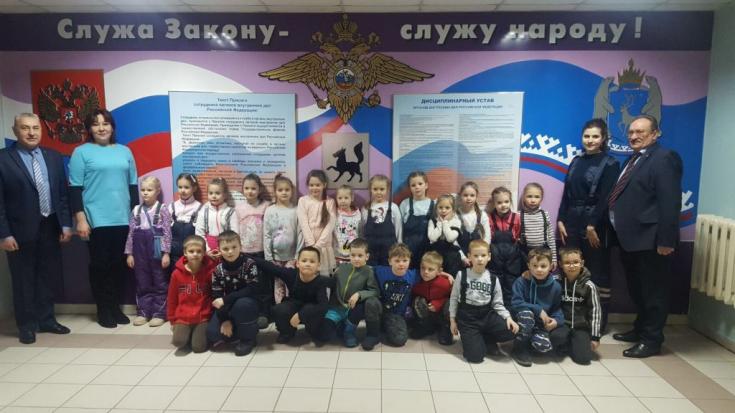 Сотрудники салехардской Госавтоинспекции организовали для воспитанников детского сада профилактическое мероприятие «Шагающий автобус»