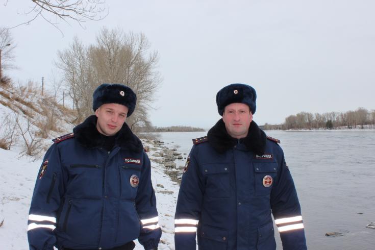 В Хакасии сотрудники ГИБДД спасли пожилую женщину, оказавшуюся в Енисее