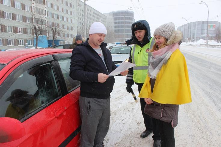 В Кемерове инспекторы ГИБДД и ЮИДовцы провели акцию «Письмо водителю»
