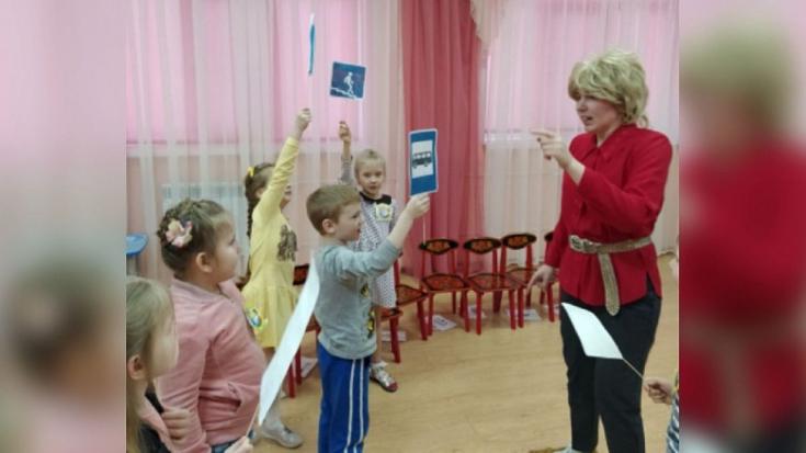 Александровские госавтоинспекторы поиграли с дошколятами