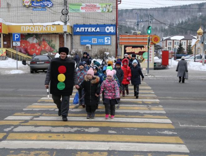 В Горно-Алтайске автоинспекторы показали школьникам безопасный маршрут до образовательного учреждения