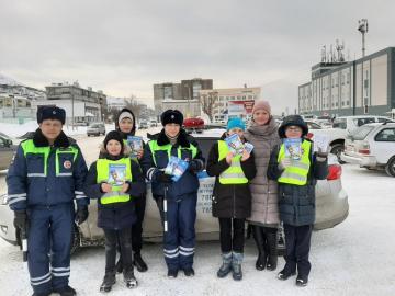 Автоинспекторы и ЮИДовцы города Холмска призвали водителей и пешеходов к вежливости