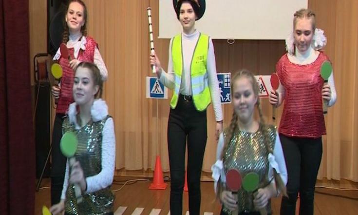 В 62 школе торжественно вручили удостоверения юных инспекторов движения г. Ярославля