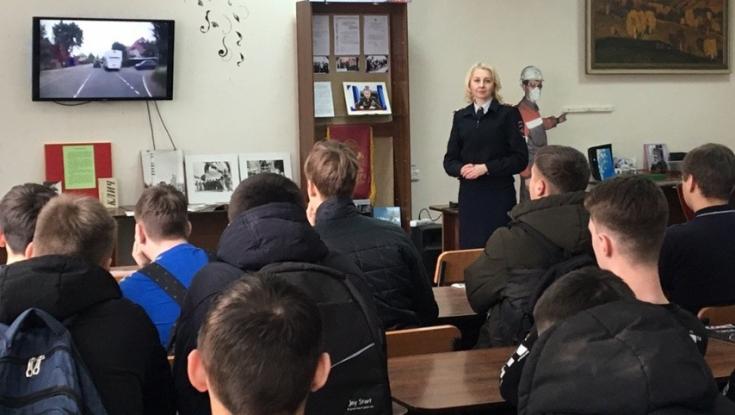 Дорожные полицейские г. Железногорска в рамках акции #безопасностьдетства провели для учащихся начальных классов экскурсию на пешеходный переход.  Госавтоинспекторы рассказали ребятам, какими бывают пешеходные переходы, научили школьников различать дорожн