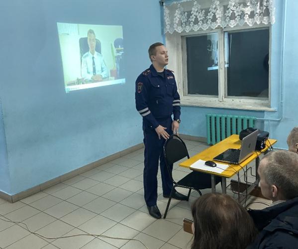 В Кирове автоинспекторы организовали массовые тренинги дорожной безопасности для родительской общественности