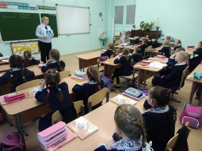 Открытые уроки по Правилам дорожного движения прошли в Гимназии № 15 Сарапула