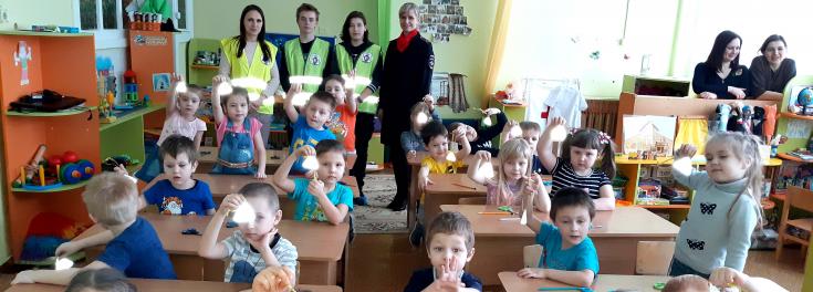 В Ивановской области сотрудники ГИБДД и юные помощники полиции провели мастер-класс для дошкольников по изготовлению световозвращателей