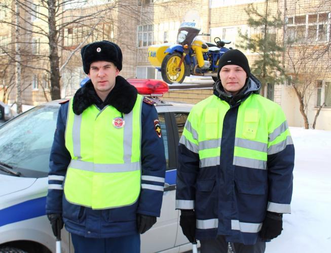 Кировские автоинспекторы оказали помощь водителю на трассе