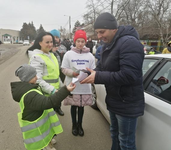 На Ставрополье автоинспекторы, молодежные активисты и дошкольники организовали «Живую нить дорожной безопасности»
