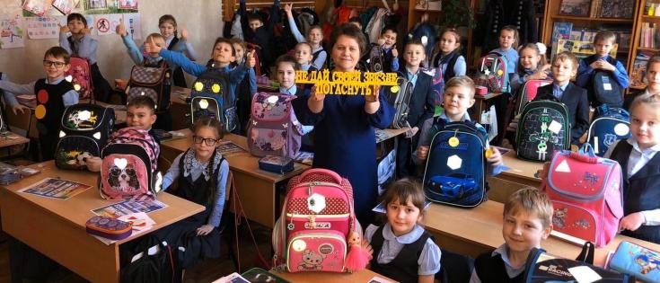 На проводимых автоинспекторами мастер-классах, брянские дети изготавливают световозвращающие элементы, помогающие стать заметными на маршрутах «дом-школа-дом»