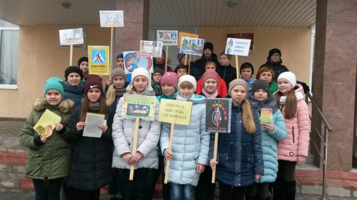 Используя информационные таблички, брянские школьники обратились к пешеходам с призывом к внимательному поведению на дороге