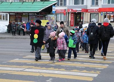 В ГОРНО-АЛТАЙСКЕ АВТОИНСПЕКТОРЫ ПОКАЗАЛИ ШКОЛЬНИКАМ БЕЗОПАСНЫЙ МАРШРУТ ДО ОБРАЗОВАТЕЛЬНОГО УЧРЕЖДЕНИЯ