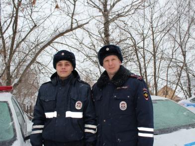 В Очере Пермского края сотрудники ГИБДД оказали помощь маленьким пассажирам и водителю школьного автобуса