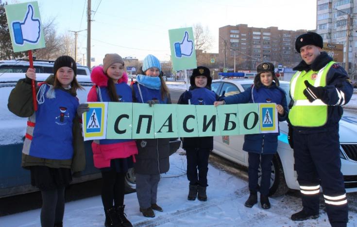 Сотрудники ГИБДД и школьники раздавали водителям «лайки»