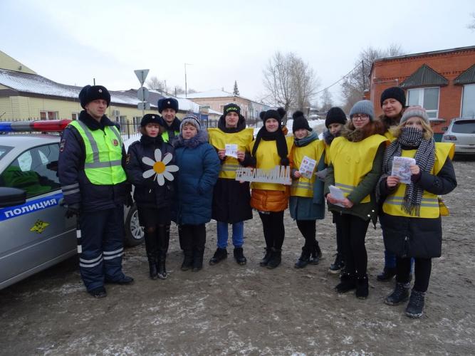 В Ленинске-Кузнецком сотрудники ГИБДД совместно с волонтерами провели акцию «Ромашка безопасности».