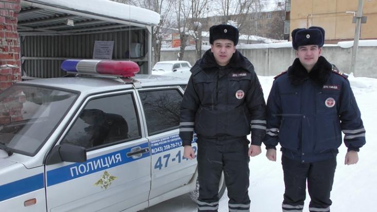Сотрудники Госавтоинспекции Ревды помогли водителю, отбуксировав его транспортное средство