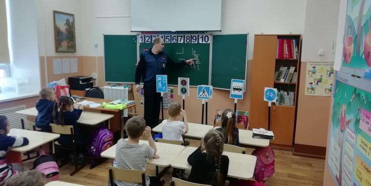 Тверские автоинспекторы провели для школьников мероприятие «Правила дорожные знай и соблюдай»