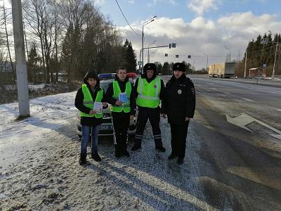 Сотрудники ГИБДД и школьники провели акцию "Дорога требует дисциплины" в Ярцевском районе