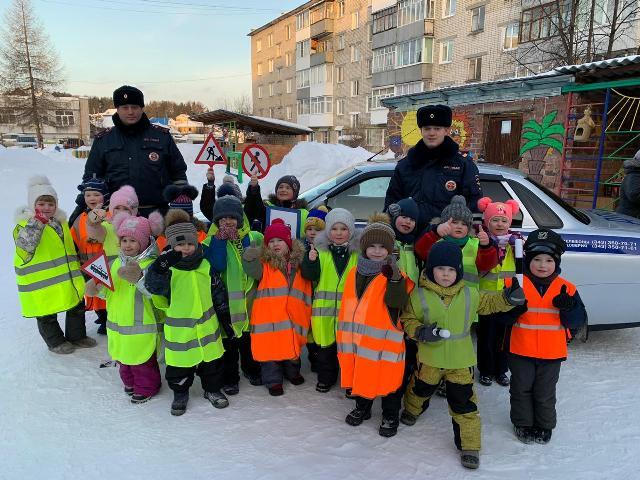 Массовые флешмобы по безопасности дорожного движения проходят в Свердловской области