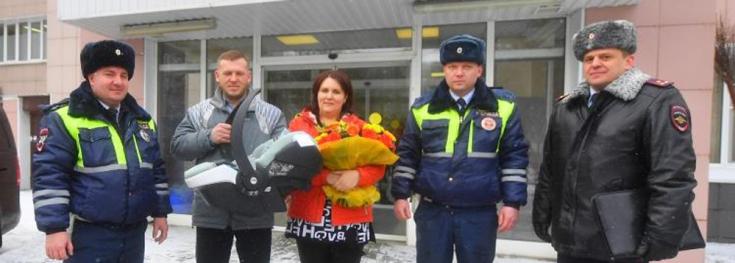 Сотрудники столичной Госавтоинспекции приехали в родильный дом на выписку малыша, которому помогли появиться на свет
