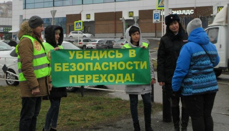 Сотрудники ГИБДД призвали жителей и гостей Майкопа безопасно переходить дорогу