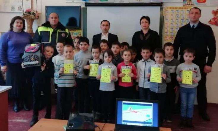 В Адыгейске полицейские напомнили школьникам о мерах безопасности на проезжей части