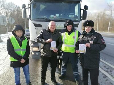 Сотрудники ГИБДД и школьники провели акцию "Дорога требует дисциплины" в Ярцевском районе