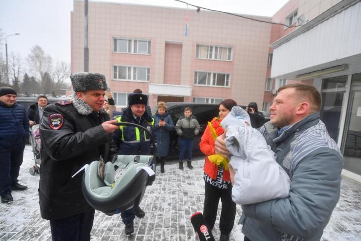 Сотрудники столичной Госавтоинспекции приехали в родильный дом на выписку малыша, которому помогли появиться на свет