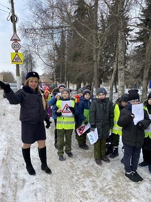 В Гагарине Смоленской области школьники совершили "Путешествие в страну дорожных знаков"