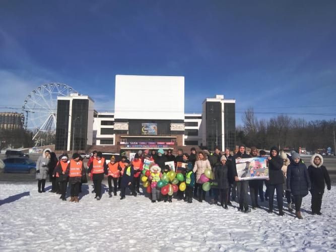 «Завет наших предков-героев соблюдаем! Жизни сохраняем - ПДД изучаем!». Ростовские автоинспекторы провели акцию совместно с общественниками, ветеранами ГАИ-ГИБДД, представителями администрации, детьми и их родителями