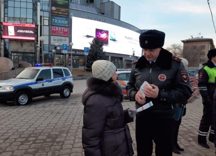 В Волгограде в утренние и вечерние часы-пик сотрудники ГИБДД проводят профилактическую работу на пешеходных переходах