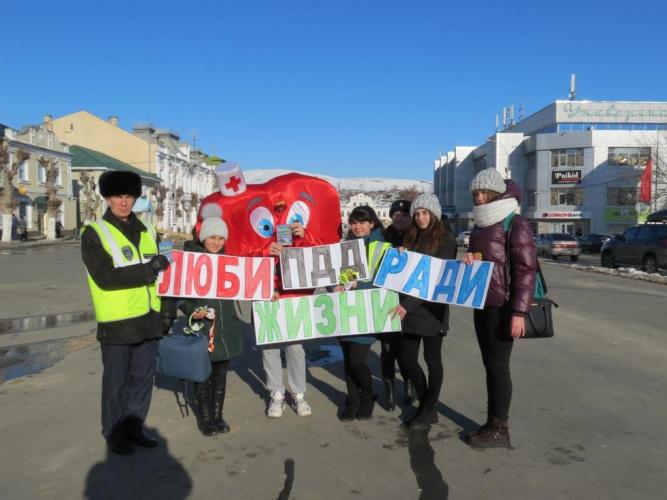 Вольские автоинспекторы провели акцию «Люби ПДД ради жизни!»