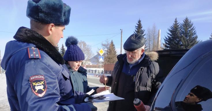 В Хакасии автоинспекторы и огнеборцы напомнили автовладельцам о безопасности
