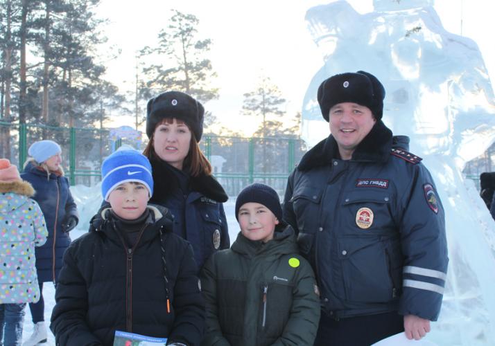 В Улан-Удэ сотрудники ГИБДД провели беседы по правилам дорожной безопасности с юными посетителями парка культуры и отдыха