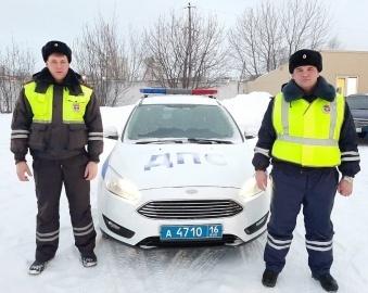 Полицейские помогли замерзающей на трассе челнинской семье с двумя детьми