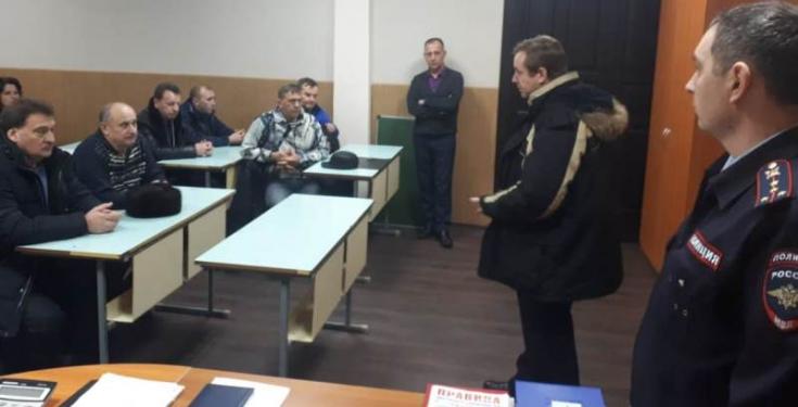 Сотрудники ГИБДД Зеленогорска проводят профилактические беседы в автотранспортных предприятиях