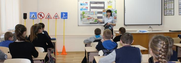 В Коченевском районе автоинспекторы проводят со школьниками инструктажи по предотвращению опасных ситуаций на дороге