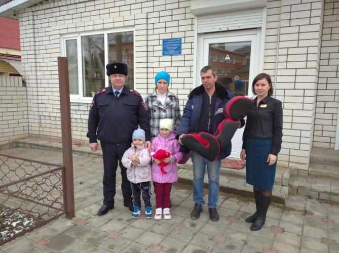 На Кубани в рамках акции «Автокресло-детям!» многодетной семье сделали подарок