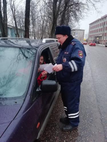 Автоинспекторы Бологовского района проверили насколько ответственно относятся взрослые к вопросам безопасности маленьких пассажиров