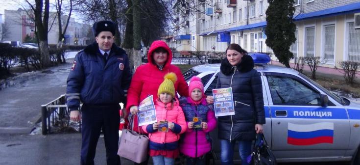 На интенсивных пешеходных маршрутах брянские автоинспекторы призывают пешеходов к необходимости внимательного поведения в ходе участия в дорожном движении