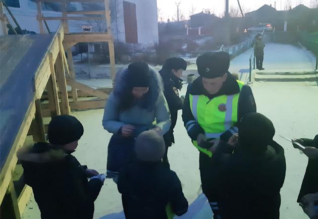 В Кяхте автоинспекторы проводят инструктажи безопасности в местах зимних развлечений детей