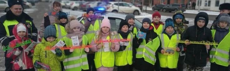 Подмосковные автоинспекторы на творческих занятиях напомнили детям о дорожной грамоте