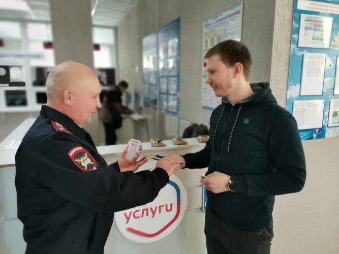 Сотрудники ГИБДД города Самары провели праздничное мероприятие в регистрационно-экзаменационном отделении